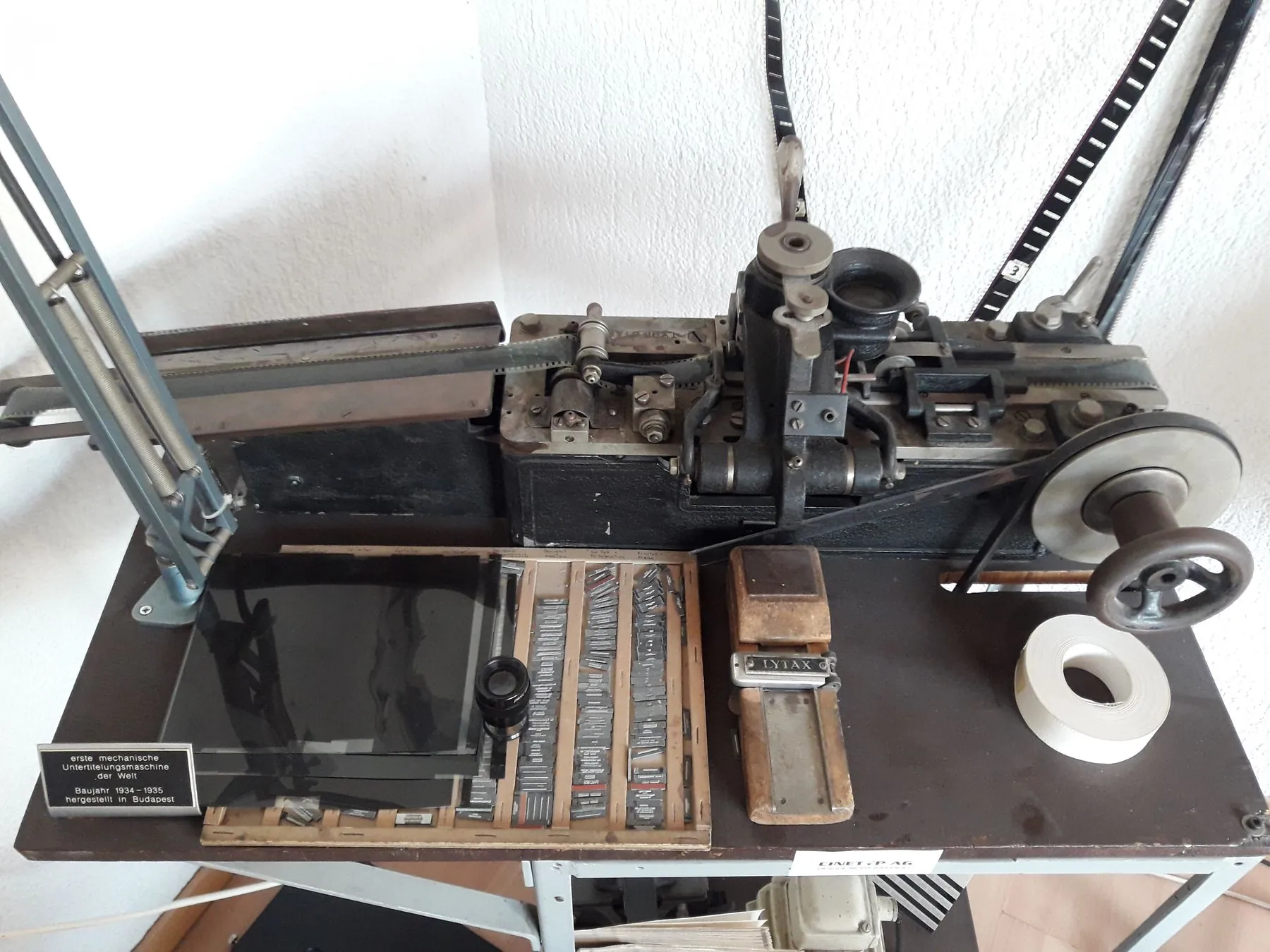 Première machine de sous-titrage mécanique au monde, construite en 1934–1935